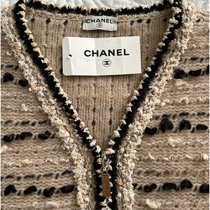 ADORABLE- CHANEL - tweed zippered jacket/ cardigan